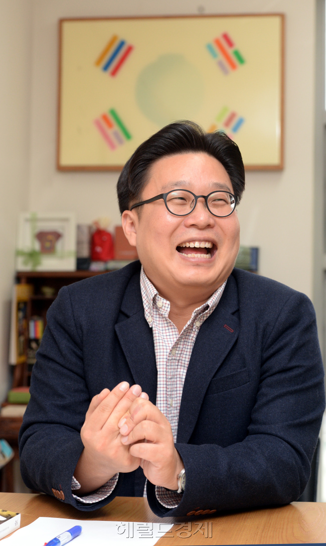 서경덕 성신여대교수 독도지킴이 인터뷰. 박현구 기자phko@heraldcorp.com/2014.11.24
서경덕 성신여대교수 독도지킴이 인터뷰. 박현구 기자phko@heraldcorp.com/2014.11.24