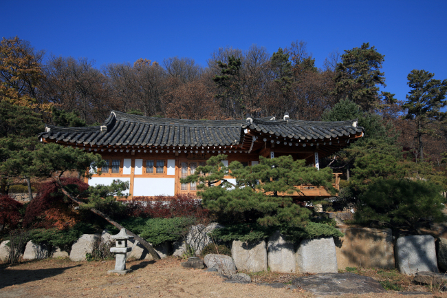 The royal residence of the Joseon era (1392-1910) welcomes visitors to stay overnight and experience Korean lifestyle and culture. It was built on what is now the Sungkyunkwan University in Seoul, but then relocated to Yeoncheon, Gyeonggi Province.   The Korea Tourism Organization