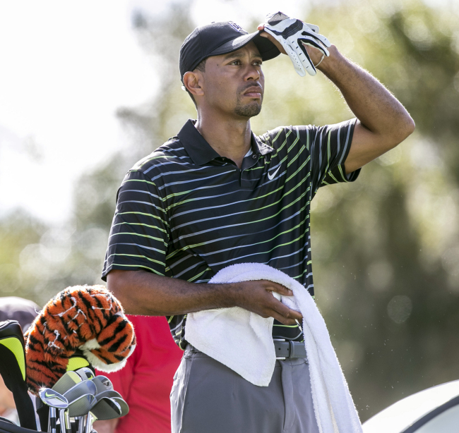 Tiger Woods checks out the course from the third tee on Thursday.   AP-Yonhap