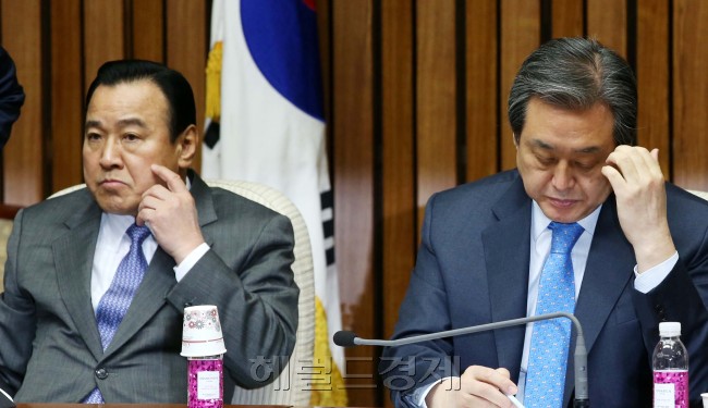 김무성 새누리당대표(오른쪽)와 이완구 원내대표가 5일 오전 국회에서 열린 주요당직자회의에 참석해 심각한 표정으로 회의를 주재하고 있다.이길동기자.gdlee@heraldcorp.com
김무성 새누리당대표(오른쪽)와 이완구 원내대표가 5일 오전 국회에서 열린 주요당직자회의에 참석해 심각한 표정으로 회의를 주재하고 있다.이길동기자.gdlee@heraldcorp.com
김무성 새누리당대표(오른쪽)와 이완구 원내대표가 5일 오전 국회에서 열린 주요당직자회의에 참석해 심각한 표정을 짓고 있다.  김 대표가 주재한 이날 회의에서 최근 정국과 관련해서 “국민적 의혹과 여러 가지 국회에서 해야 할 일은 어떤 성역도 없이 야당의 요구도 받아들일 준비가 돼 있음을 분명히 말한다”고 밝혔다. 이길동 기자/gdlee@