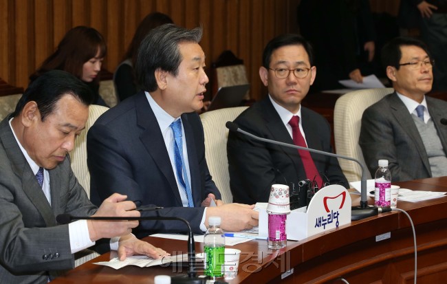 김무성 새누리당대표가 5일 오전 국회에서 열린 주요당직자회의에 참석해 모두발언을 하고 있다.이길동기자.gdlee@heraldcorp.com
김무성 새누리당대표가 5일 오전 국회에서 열린 주요당직자회의에 참석해 모두발언을 하고 있다.이길동기자.gdlee@heraldcorp.com
