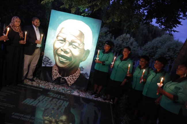 People carry candles during a memorial for the late Nelson Mandela in Soweto, Johannesburg, Thursday.   EPA-Yonhap
People carry candles during a memorial for the late Nelson Mandela in Soweto, Johannesburg, Thursday.   EPA-Yonhap