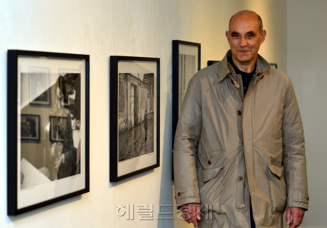 파리지엥의 흑백사진 속에서 무장 해제된 김창열ㆍ김중만ㆍ장미희…