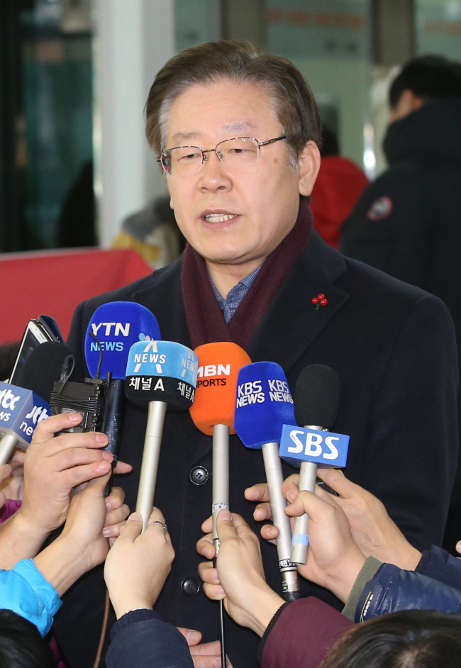 Seongnam FC owner Lee Jae-myung speaks to reporters on Friday.   Yonhap