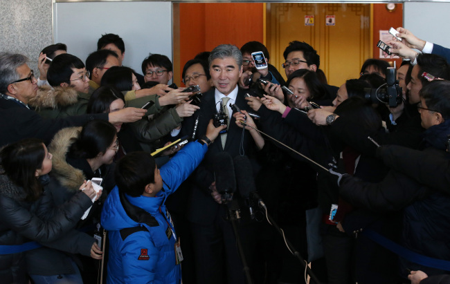 Sung Kim, the top U.S. nuclear envoy, talks with reporters after a meeting with Hwang Joon-kook, South Korea’s special representative for peace and security affairs on the Korean Peninsula, at the Foreign Ministry headquarters in Seoul on Friday.   Yonhap