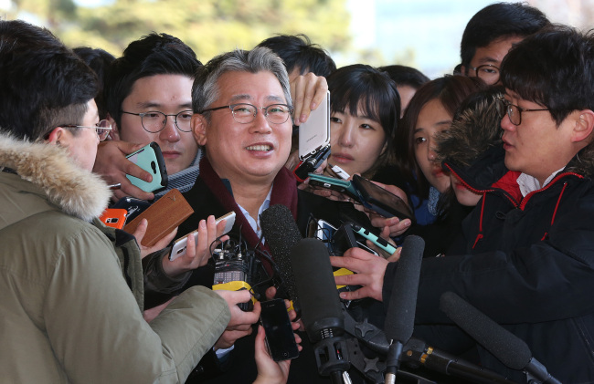 Former presidential secretary Cho Eung-cheon appears before the prosecution on Friday.  (Yonhap)