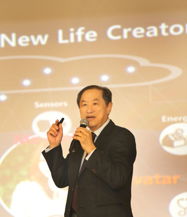 LG Uplus vice chairman Lee Sang-chul makes a presentation about fifth-generation mobile networks at a press conference in Seoul on Friday.   LG Uplus