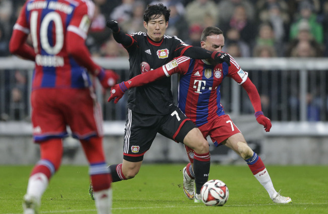 Leverkusen’s Son Heung-min (left) and Bayern’s Franck Ribery vie for the ball on Saturday.   AP-Yonhap