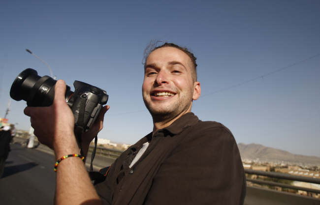 Luke Somers, an American photojournalist who was kidnapped over a year ago by al-Qaida, poses for a picture during a parade marking the second anniversary of the revolution in Sanaa on Feb. 11, 2013.   AP-Yonhap
Luke Somers, an American photojournalist who was kidnapped over a year ago by al-Qaida, poses for a picture during a parade marking the second anniversary of the revolution in Sanaa on Feb. 11, 2013.   AP-Yonhap