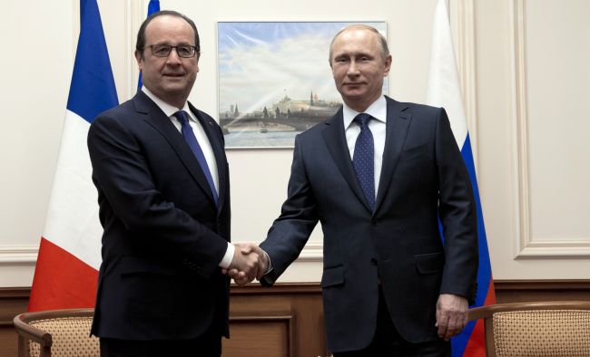French President Francois Hollande (left) shakes hands with Russian President Vladimir Putin in Moscow on Saturday.   AFP-Yonhap