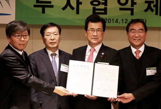 Dawoong Pharmaceutical president Lee Jong-wook (second from left) and North Chungcheong Province Gov. Lee Si-jong (second from right) pose after signing an investment deal during the Herald Creative Economy Forum at the Ritz-Carlton Hotel, Seoul, Friday.   Daewoong Pharmaceutical
Dawoong Pharmaceutical president Lee Jong-wook (second from left) and North Chungcheong Province Gov. Lee Si-jong (second from right) pose after signing an investment deal during the Herald Creative Economy Forum at the Ritz-Carlton Hotel, Seoul, Friday.   Daewoong Pharmaceutical
Dawoong Pharmaceutical president Lee Jong-wook (second from left) and North Chungcheong Province Gov. Lee Si-jong (second from right) pose after signing an investment deal during the Herald Creative Economy Forum at the Ritz-Carlton Hotel, Seoul, Friday.   Daewoong Pharmaceutical
Dawoong Pharmaceutical president Lee Jong-wook (second from left) and North Chungcheong Province Gov. Lee Si-jong (second from right) pose after signing an investment deal during the Herald Creative Economy Forum at the Ritz-Carlton Hotel, Seoul, Friday.   Daewoong Pharmaceutical