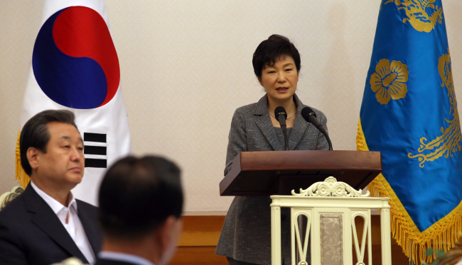 President Park Geun-hye speaks during her meeting with senior members of the Saenuri Party at Cheong Wa Dae on Sunday.   Yonhap