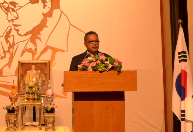 Thai Ambassador Kulkumut Singhara NA Ayudhaya addresses guests at a reception celebrating Thai King Bhumibol Adulyadej’s 87th birthday and the Thai national day at Lotte Hotel in Seoul on Wednesday. (Joel Lee/The Korea Herald)