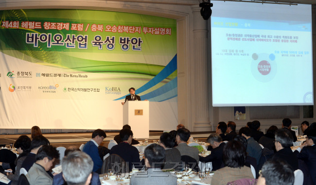 헤럴드창조경제 포럼_홍진태 충북산학융합본부 원장./안훈 기자 rosedale@ 2014.12.05
헤럴드창조경제 포럼_홍진태 충북산학융합본부 원장./안훈 기자 rosedale@ 2014.12.05
(주)헤럴드와 충청북도 주최로 지난 5일 서울 리츠칼튼호텔에서 열린 ‘제4회 헤럴드 창조경제포럼’에서 홍진태 충북산학융합본부 원장이 강연하고 있다. 안훈 기자/ rosedale@heraldcorp.com