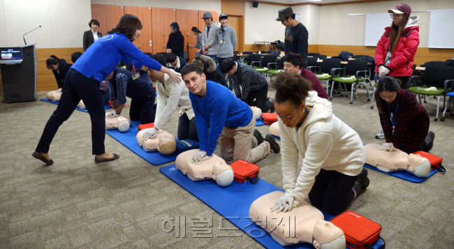 영어마을 심폐소생술 교육<br />김명섭 기자 msiron@heraldcorp.com
영어마을 심폐소생술 교육
김명섭 기자 msiron@heraldcorp.com
영어마을 심폐소생술 교육
김명섭 기자 msiron@heraldcorp.com
영어마을 심폐소생술 교육
김명섭 기자 msiron@heraldcorp.com
영어마을 심폐소생술 교육
김명섭 기자 msiron@heraldcorp.com