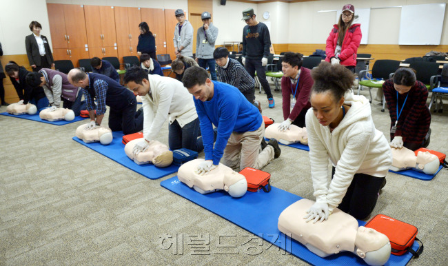 영어마을 심폐소생술 교육<br />김명섭 기자 msiron@heraldcorp.com
영어마을 심폐소생술 교육
김명섭 기자 msiron@heraldcorp.com
영어마을 심폐소생술 교육
김명섭 기자 msiron@heraldcorp.com
영어마을 심폐소생술 교육
김명섭 기자 msiron@heraldcorp.com
영어마을 심폐소생술 교육
김명섭 기자 msiron@heraldcorp.com