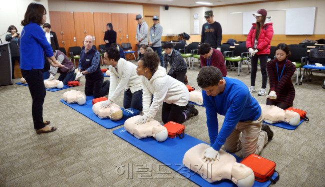 영어마을 심폐소생술 교육<br />김명섭 기자 msiron@heraldcorp.com
영어마을 심폐소생술 교육
김명섭 기자 msiron@heraldcorp.com
영어마을 심폐소생술 교육
김명섭 기자 msiron@heraldcorp.com
영어마을 심폐소생술 교육
김명섭 기자 msiron@heraldcorp.com
영어마을 심폐소생술 교육
김명섭 기자 msiron@heraldcorp.com