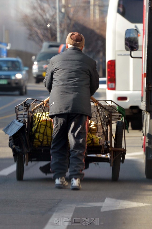 폐지줍는 사람들<br />김명섭 기자 MSIRON@HERALDCORP.COM
폐지줍는 사람들
김명섭 기자 MSIRON@HERALDCORP.COM
폐지줍는 사람들
김명섭 기자 MSIRON@HERALDCORP.COM