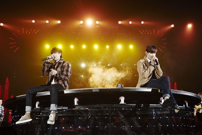 U-Know Yunho (left) and Max Changmin perform at TVXQ’s first solo concert in Korea in nearly two years at Seoul Olympic Park’s Gymnastics Stadium on Sunday.    SM Entertainment