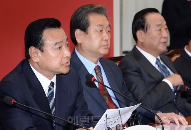 이완구 새누리당 원내대표가 8일 오전 국회에서 열린 최고위원회의에서 모두발언을 하고 있다.이길동기자.gdlee@heraldcorp.com
이완구 새누리당 원내대표가 8일 오전 국회에서 열린 최고위원회의에서 모두발언을 하고 있다.이길동기자.gdlee@heraldcorp.com