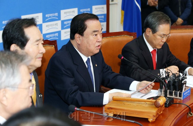 문희상 새정치민주연합 비상대책위원장이 8일 오전 국회에서 열린 비상대책위원회의에서 모두발언을 하고 있다.이길동기자.gdlee@heraldcorp.com
문희상 새정치민주연합 비상대책위원장이 8일 오전 국회에서 열린 비상대책위원회의에서 모두발언을 하고 있다.이길동기자.gdlee@heraldcorp.com
문희상 새정치민주연합 비상대책위원장이 8일 오전 국회에서 열린 비상대책위원회의에서 모두발언을 하고 있다.이길동기자.gdlee@heraldcorp.com