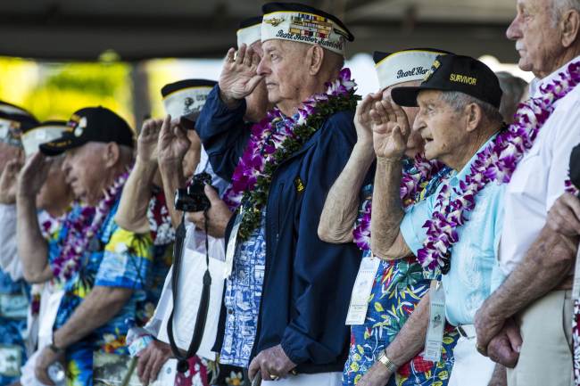Pearl Harbor survivors salute the USS Chung-Hoon as it performs a pass in review during a memorial service for the 73rd anniversary of the attack on the U.S. naval base on the island of Oahu at the Pacific National Monument in Pearl Harbor, Hawaii, Sunday.   AFP-Yonhap