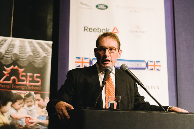 Michael Reed, chairman of the British Chamber of Commerce in Korea, delivers an opening speech during a Christmas lunch event held at the Grand Hyatt Seoul Hotel on Friday.   BCCK