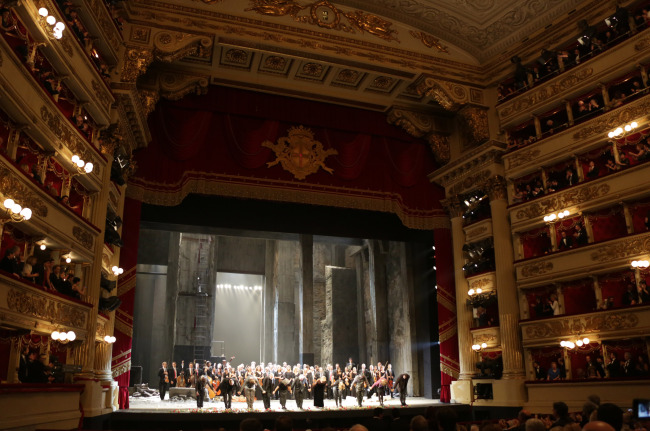 Artists acknowledge the applause of the audience at the end of “Fidelio” at the Milan La Scala opera theater, Italy, Sunday.    AP-Yonhap