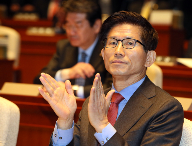 Kim Moon-soo, chairman of the Saenuri Party’s reform committee, applauds at a general meeting of party lawmakers at the National Assembly on Monday.   Yonhap