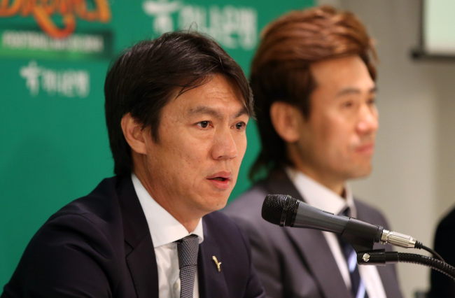 Hong Myung-bo speaks during a press conference on Monday.   Yonhap