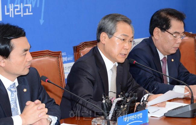 우윤근 새정치민주연합 원내대표가 9일 오전 국회에서 열린 원내대책회의에 참석해 모두발언을 하고 있다.이길동기자.gdlee@heraldcorp.com
우윤근 새정치민주연합 원내대표가 9일 오전 국회에서 열린 원내대책회의에 참석해 모두발언을 하고 있다.이길동기자.gdlee@heraldcorp.com
우윤근 새정치민주연합 원내대표가 9일 오전 국회에서 열린 원내대책회의에 참석해 모두발언을 하고 있다. 우 원내대표는 정윤회 국정개입 의혹 문건 관련 “대통령 주변 권력실세의 국정농단에 대한 근본적인 해결 방안을 찾아야 한다”며, “15일부터 시작하는 임시국회에서 개헌특위 등 본질적 논의를 착수해야 한다”고 강조했다.  이길동 기자/gdlee@