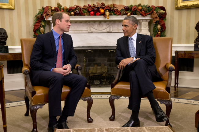 U.S. President Barack Obama meets Britain’s Prince William in the Oval Office of the White House in Washington on Monday.   AP-Yonhap