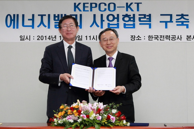 KT chief executive Hwang Chang-gyu (right) and KEPCO president Cho Hwan-eik pose after singing the memorandum of understanding for creating the smart energy ecosystem Tuesday in Naju, South Jeolla Province.   KT Corp.