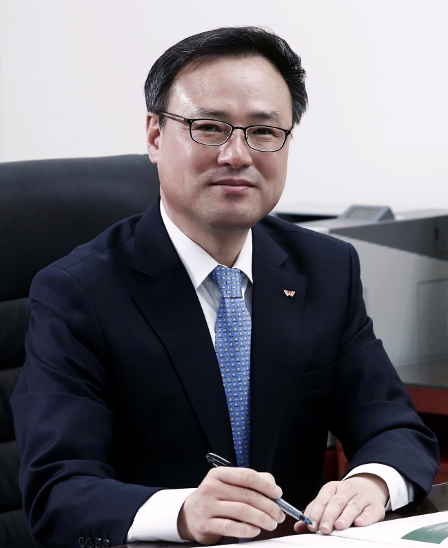 <YONHAP PHOTO-1641> 장동현 신임 SK텔레콤 사장 (서울=연합뉴스) SK그룹은 9일 SK텔레콤 사장에 장동현 SK플래닛 최고운영책임자(COO)를 임명했다고 밝혔다. 2014.12.9 << SKT 제공 >> photo@yna.co.kr/2014-12-09 13:46:38/ <저작권자 ⓒ 1980-2014 ㈜연합뉴스. 무단 전재 재배포 금지.>
SK Telecom CEO Jang Dong-hyeon