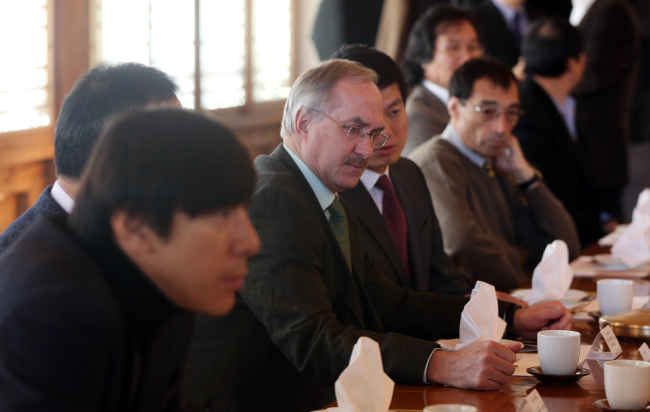 Korea head coach Uli Stielike meets with head coaches of South Korean professional soccer teams over lunch in Seoul on Tuesday.   Yonhap