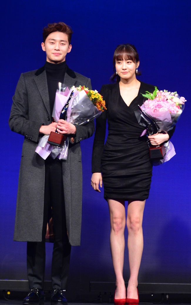 2014헤럴드 동아TV 라이프스타일 어워드 베스트스타일에 배우박서준,강소라양이 수상하였다.<br /><br />윤병찬기자/yoon4698@heraldcorp.com
Actor Park Seo-jun (left) and actress Kang So-ra pose for the media after receiving the best style of the year award at the Herald Donga Lifestyle Awards. Yoon Byung-chan/The Korea Herald