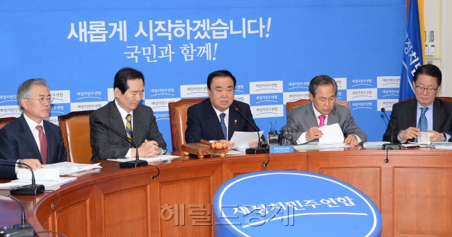 문희상 새정치민주연합 비상대책위원장이 10일 오전 국회에서 열린 비상대책위원회의에서 모두발언을 하고 있다.이길동기자.gdlee@heraldcorp.com
문희상 새정치민주연합 비상대책위원장이 10일 오전 국회에서 열린 비상대책위원회의에서 모두발언을 하고 있다.이길동기자.gdlee@heraldcorp.com
