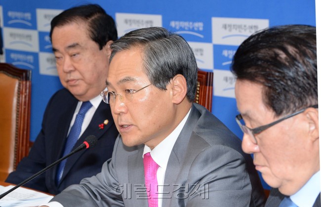 우윤근 새정치민주연합 원내대표가 10일 오전 국회에서 열린 비상대책위원회의에서 모두발언을 하고 있다.이길동기자.gdlee@heraldcorp.com
우윤근 새정치민주연합 원내대표가 10일 오전 국회에서 열린 비상대책위원회의에서 모두발언을 하고 있다.이길동기자.gdlee@heraldcorp.com