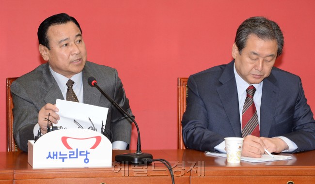 이완구 새누리당원내대표가 10일 오전 국회에서 열린 최고중진연석회의에서 모두발언을 하고 있다.이길동기자.gdlee@heraldcorp.com
이완구 새누리당원내대표가 10일 오전 국회에서 열린 최고중진연석회의에서 모두발언을 하고 있다.이길동기자.gdlee@heraldcorp.com