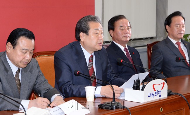 김무성새누리당대표가 10일 오전 국회에서 열린 최고중진연석회의에서 모두발언을 하고 있다.이길동기자.gdlee@heraldcorp.com
김무성새누리당대표가 10일 오전 국회에서 열린 최고중진연석회의에서 모두발언을 하고 있다.이길동기자.gdlee@heraldcorp.com
새누리당과 새정치민주연합의 당대표와 원내대표가 참석하는 ‘2+2’ 연석회담을 앞두고 여야 당대표는 10일 국회에서 열린 아침회의에 참석해 회동 관련 모두발언을 하고 있다. 이 자리에서 김무성(왼쪽사진 가운데) 새누리당 대표는 “공무원연금 개혁은  피할 수 없는 만큼 여야는 오늘 통 큰 결단을 내려야 한다”고 밝혔으며, 문희상(오른쪽사진 왼쪽에서 세번째) 새정치민주연합 비상대책위원장은 “사자방 국조, 비선 국정개입, 정개특위, 개헌특위 등 현안이 산더미다. 새당 책임 있는 여당 보여주길 바란다”고 말했다.   이길동 기자/gdlee@