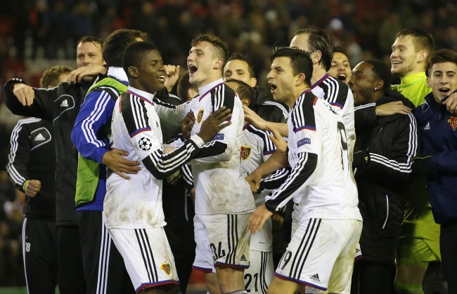 <YONHAP PHOTO-0145> Basel players celebrate at the end of the Champions League Group B soccer match between Liverpool and FC Basel at Anfield Stadium in Liverpool, England, Tuesday, Dec. 9, 2014. The match ended 1-1. (AP Photo/Jon Super)/2014-12-10 07:11:58/ <저작권자 ⓒ 1980-2014 ㈜연합뉴스. 무단 전재 재배포 금지.>
Basel players celebrate at the end of their match against Liverpool on Tuesday.   AP-Yonhap