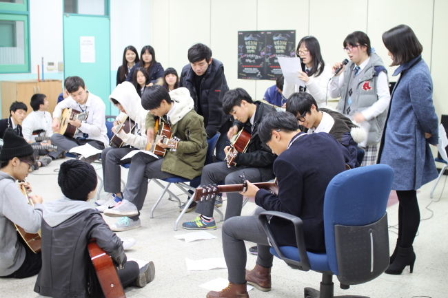 지난 2일 오후 서울 흥인동 성동공고 창조관 6층에 자리한 서울다솜학교 '튠업음악교실' 어쿠스틱 기타반 학생들이 창작곡 '버텨'를 연습하고 있다. [사진제공=CJ문화재단]
지난 2일 오후 서울 흥인동 성동공고 창조관 6층에 자리한 서울다솜학교 '튠업음악교실' 어쿠스틱 기타반 학생들이 창작곡 '버텨'를 연습하고 있다. [사진제공=CJ문화재단]