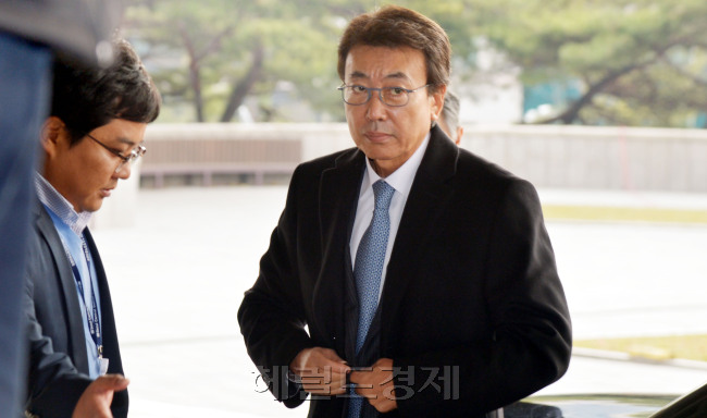 정윤회 중앙지검 출석<br />김명섭 기자 msiron@heraldcorp.com
정윤회 중앙지검 출석
김명섭 기자 msiron@heraldcorp.com
