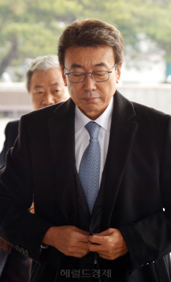 정윤회 중앙지검 출석<br />김명섭 기자 msiron@heraldcorp.com
정윤회 중앙지검 출석
김명섭 기자 msiron@heraldcorp.com