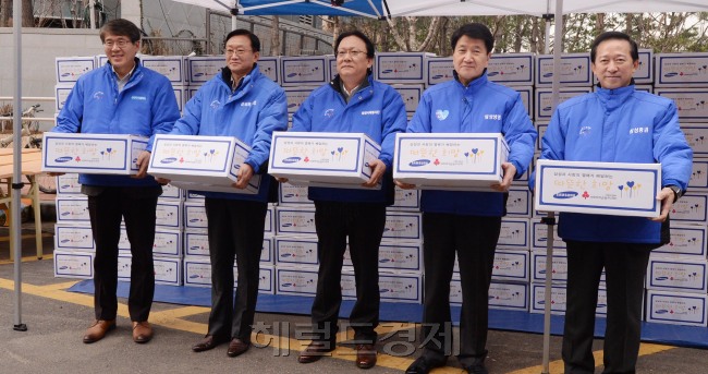 삼성그룹의 주요관계사 사장단이 10일 오전  서울 용산구 쪽방촌을 방문해 거동이 불편한 어르신들에게 생필품과 오리털 방한 조끼를 선물해 드리고 이야기를 <br />나누는 봉사활동을 펼쳤치고 있다.쪽방촌 봉사는 삼성이 2004년부터 진행하는 대표적인 겨울철 봉사활동이다 박현구 기자phko@heraldcorp.com
삼성그룹의 주요관계사 사장단이 10일 오전  서울 용산구 쪽방촌을 방문해 거동이 불편한 어르신들에게 생필품과 오리털 방한 조끼를 선물해 드리고 이야기를
나누는 봉사활동을 펼쳤치고 있다.쪽방촌 봉사는 삼성이 2004년부터 진행하는 대표적인 겨울철 봉사활동이다 박현구 기자phko@heraldcorp.com
삼성그룹의 주요관계사 사장단이 10일 오전  서울 용산구 쪽방촌을 방문해 거동이 불편한 어르신들에게 생필품과 오리털 방한 조끼를 선물해 드리고 이야기를
나누는 봉사활동을 펼쳤치고 있다.쪽방촌 봉사는 삼성이 2004년부터 진행하는 대표적인 겨울철 봉사활동이다 박현구 기자phko@heraldcorp.com
