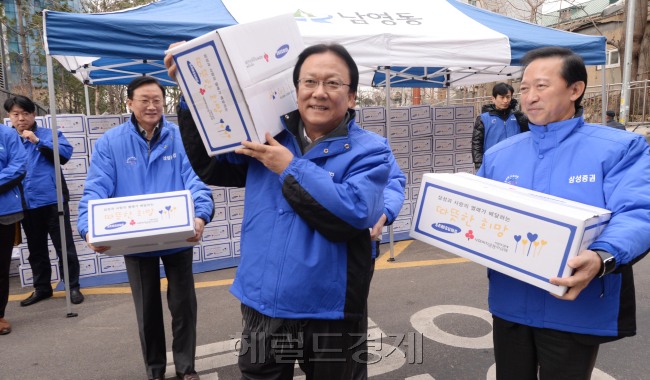 삼성그룹의 주요관계사 사장단이 10일 오전  서울 용산구 쪽방촌을 방문해 거동이 불편한 어르신들에게 생필품과 오리털 방한 조끼를 선물해 드리고 이야기를 나누는 봉사활동을 펼쳤치고 있다.쪽방촌 봉사는 삼성이 2004년부터 진행하는 대표적인 겨울철 봉사활동이다 박현구 기자phko@heraldcorp.com
삼성그룹의 주요관계사 사장단이 10일 오전  서울 용산구 쪽방촌을 방문해 거동이 불편한 어르신들에게 생필품과 오리털 방한 조끼를 선물해 드리고 이야기를 나누는 봉사활동을 펼쳤치고 있다.쪽방촌 봉사는 삼성이 2004년부터 진행하는 대표적인 겨울철 봉사활동이다 박현구 기자phko@heraldcorp.com
삼성그룹의 주요관계사 사장단이 10일 오전  서울 용산구 쪽방촌을 방문해 거동이 불편한 어르신들에게 생필품과 오리털 방한 조끼를 선물해 드리고 이야기를 나누는 봉사활동을 펼쳤치고 있다.쪽방촌 봉사는 삼성이 2004년부터 진행하는 대표적인 겨울철 봉사활동이다 박현구 기자phko@heraldcorp.com