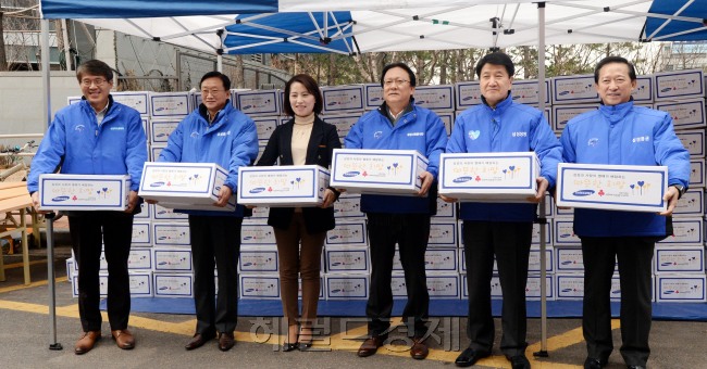 삼성그룹의 주요관계사 사장단이 10일 오전  서울 용산구 쪽방촌을 방문해 거동이 불편한 어르신들에게 생필품과 오리털 방한 조끼를 선물해 드리고 이야기를 <br />나누는 봉사활동을 펼쳤치고 있다.쪽방촌 봉사는 삼성이 2004년부터 진행하는 대표적인 겨울철 봉사활동이다 박현구 기자phko@heraldcorp.com
삼성그룹의 주요관계사 사장단이 10일 오전  서울 용산구 쪽방촌을 방문해 거동이 불편한 어르신들에게 생필품과 오리털 방한 조끼를 선물해 드리고 이야기를
나누는 봉사활동을 펼쳤치고 있다.쪽방촌 봉사는 삼성이 2004년부터 진행하는 대표적인 겨울철 봉사활동이다 박현구 기자phko@heraldcorp.com
삼성그룹의 주요관계사 사장단이 10일 오전  서울 용산구 쪽방촌을 방문해 거동이 불편한 어르신들에게 생필품과 오리털 방한 조끼를 선물해 드리고 이야기를
나누는 봉사활동을 펼쳤치고 있다.쪽방촌 봉사는 삼성이 2004년부터 진행하는 대표적인 겨울철 봉사활동이다 박현구 기자phko@heraldcorp.com