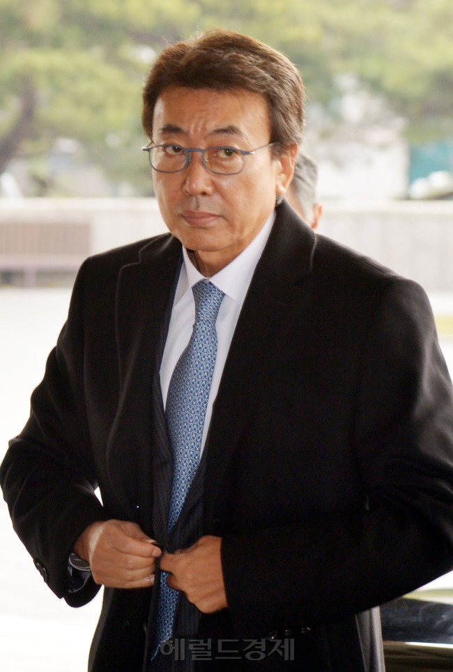 정윤회 중앙지검 출석<br />김명섭 기자 msiron@heraldcorp.com
정윤회 중앙지검 출석
김명섭 기자 msiron@heraldcorp.com