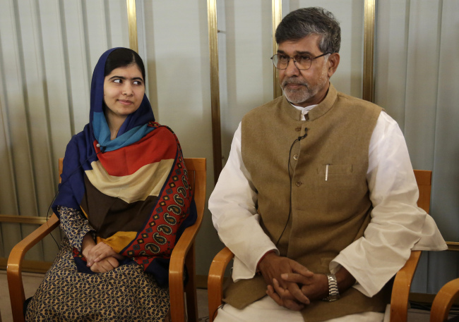Joint-Nobel Peace prize winners Malala Yousafzai (left) and Kailash Satyarthi attend a press conference in Oslo on Tuesday.   AP-Yonhap