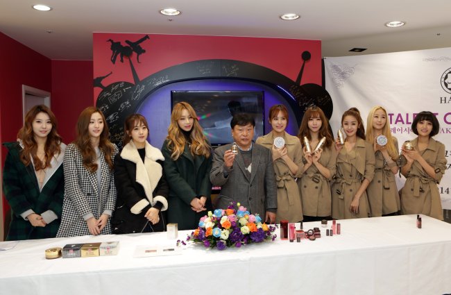 Talent Cosmetics CEO Kang Sung-jin and K-pop girl groups Bestie and LPG pose during a press conference in Seoul on Wednesday.    Talent Cosmetics